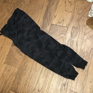 Size 4 lululemon joggers EUC